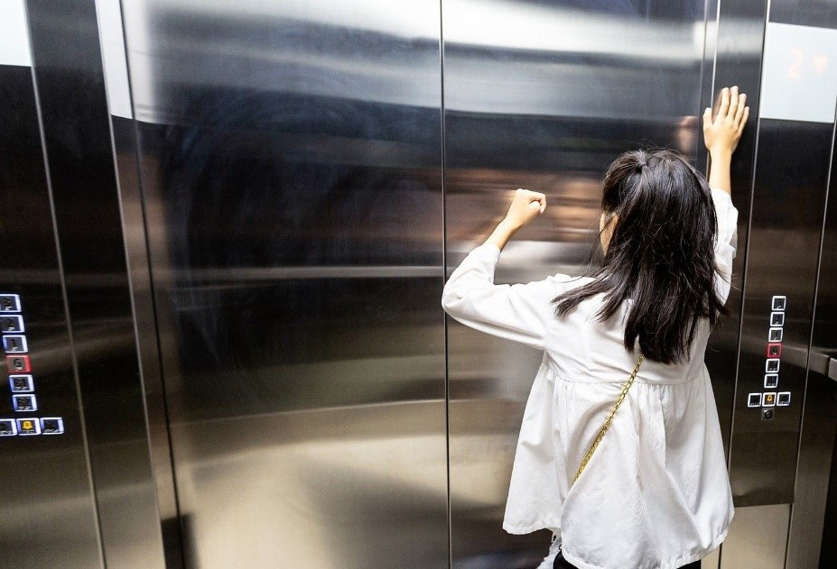 حبس شدن در آسانسور 