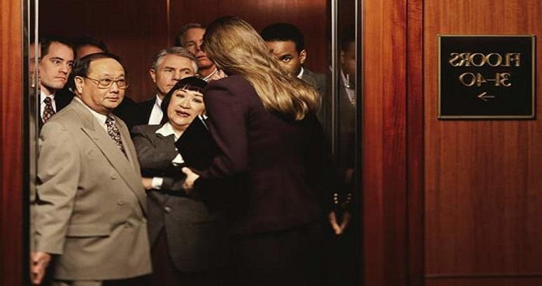 علت رفتارهای مختلف افراد در آسانسور 