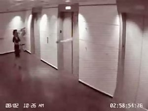 فیلم قطع شدن دست یک مرد بین درب آسانسور
