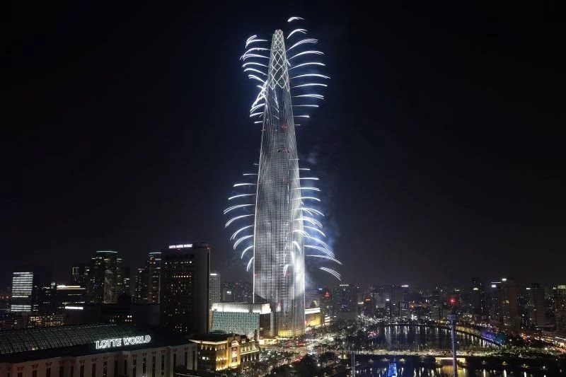 نمای برج جهانی لوته در شب 
