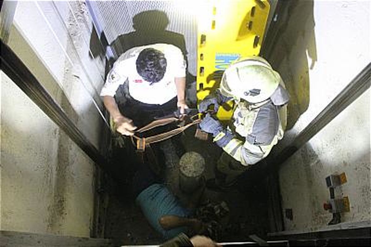 نجات مرد 40 ساله اصفهانی پس از سقوط در آسانسور