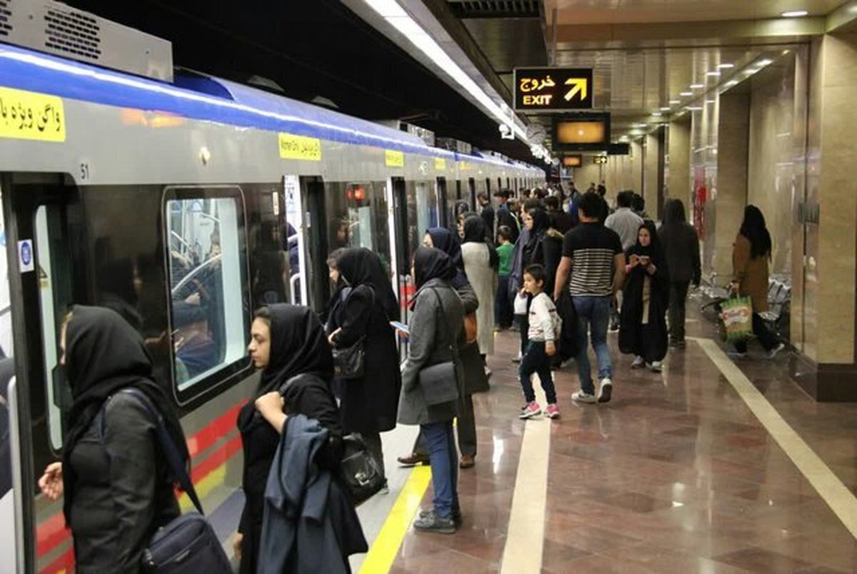 مصدوم شدن 4 نفر در سقوط از پله برقی مترو امام خمینی