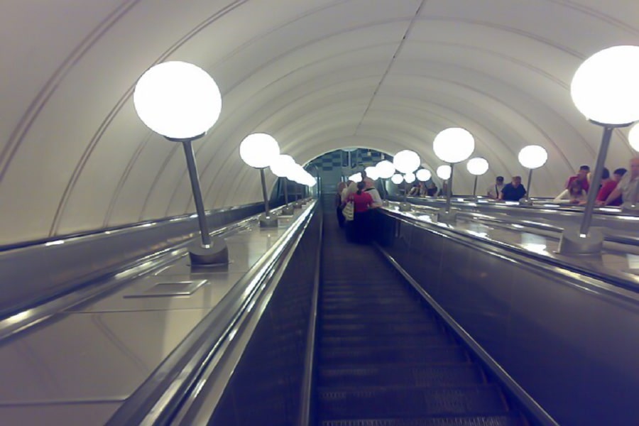 پله برقی ایستگاه مترو پارک پوبدا در مسکو، روسیه