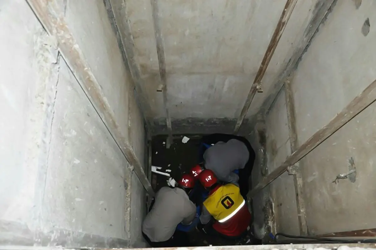 مصدومیت نصاب آسانسور به علت سقوط کابین آسانسور در شهرکرد