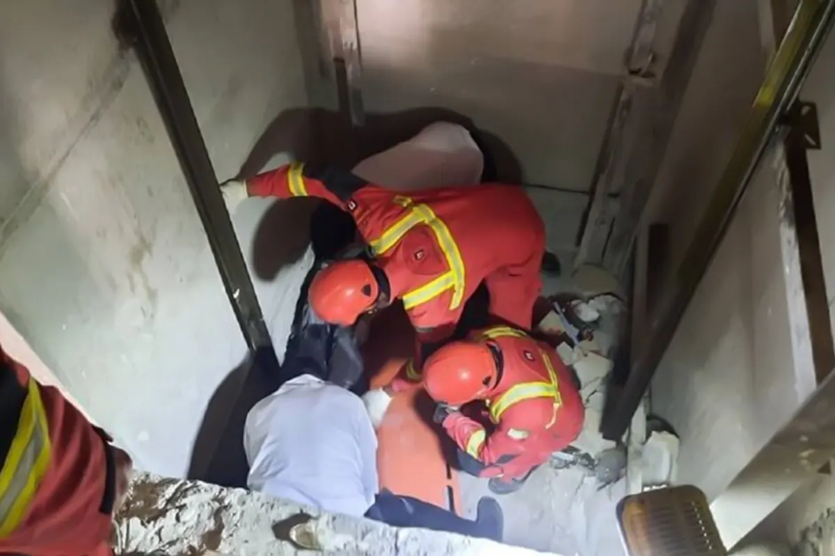 نجات جان کارگر افغانی توسط آتش نشانی یاسوج در حادثه آسانسور