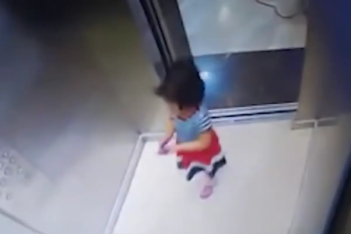خفگی کودکی در آسانسور