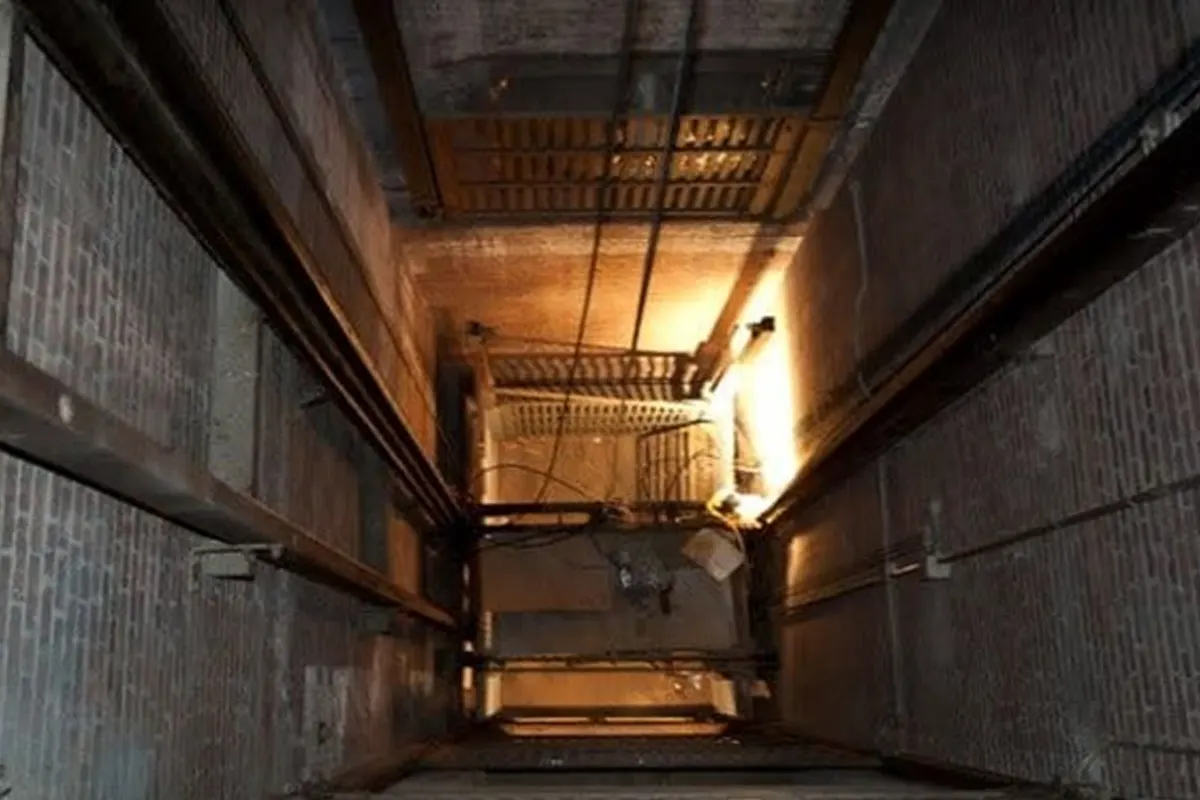 سقوط مرگبار خودرو نیسان در چاه آسانسور