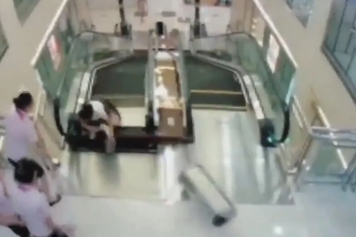 مرگ تلخ زن چینی در پله برقی مرکز خرید AZG