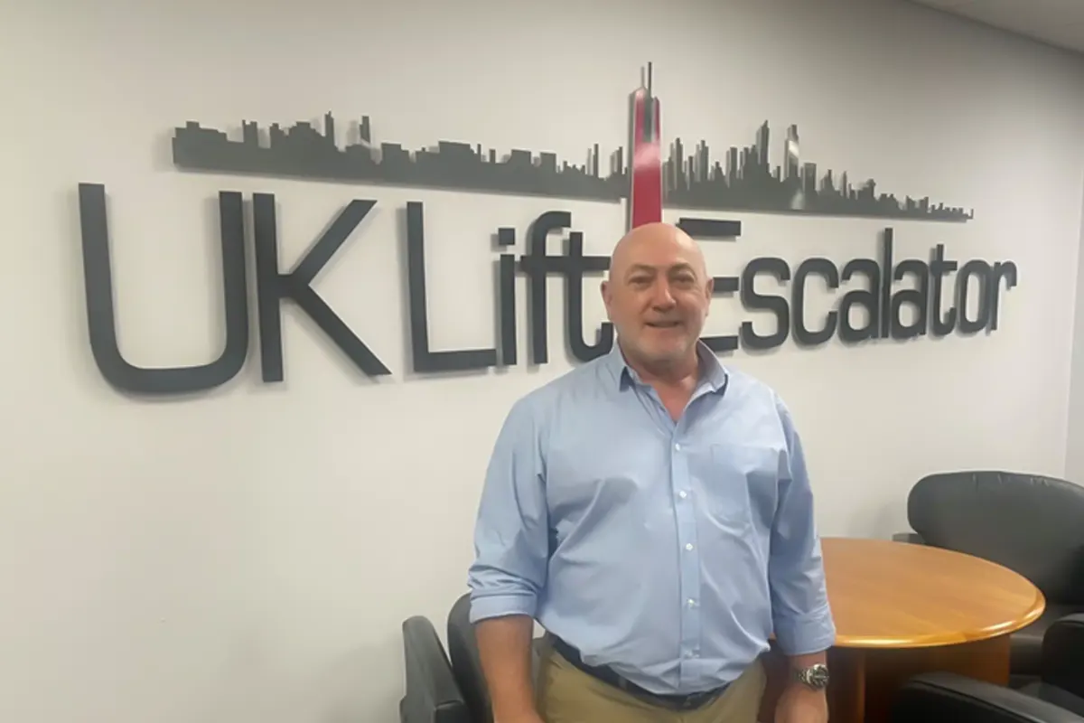 مدیر فروش شرکت UK Lift and Escalator