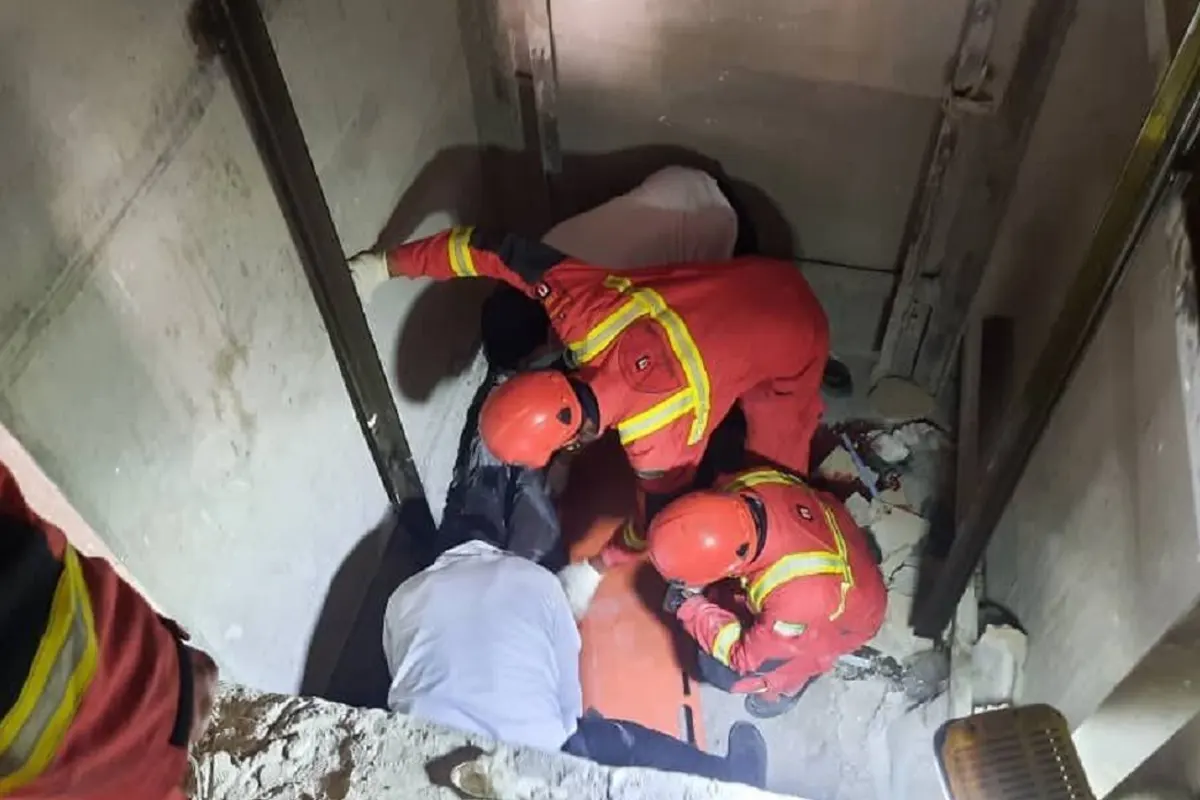 زخمی شدن کارگر ساختمانی پس از سقوط در چاهک آسانسور