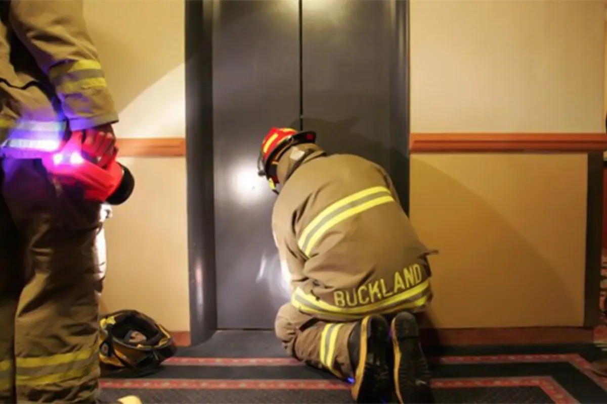 آتش سوزی در آسانسور ساختمان