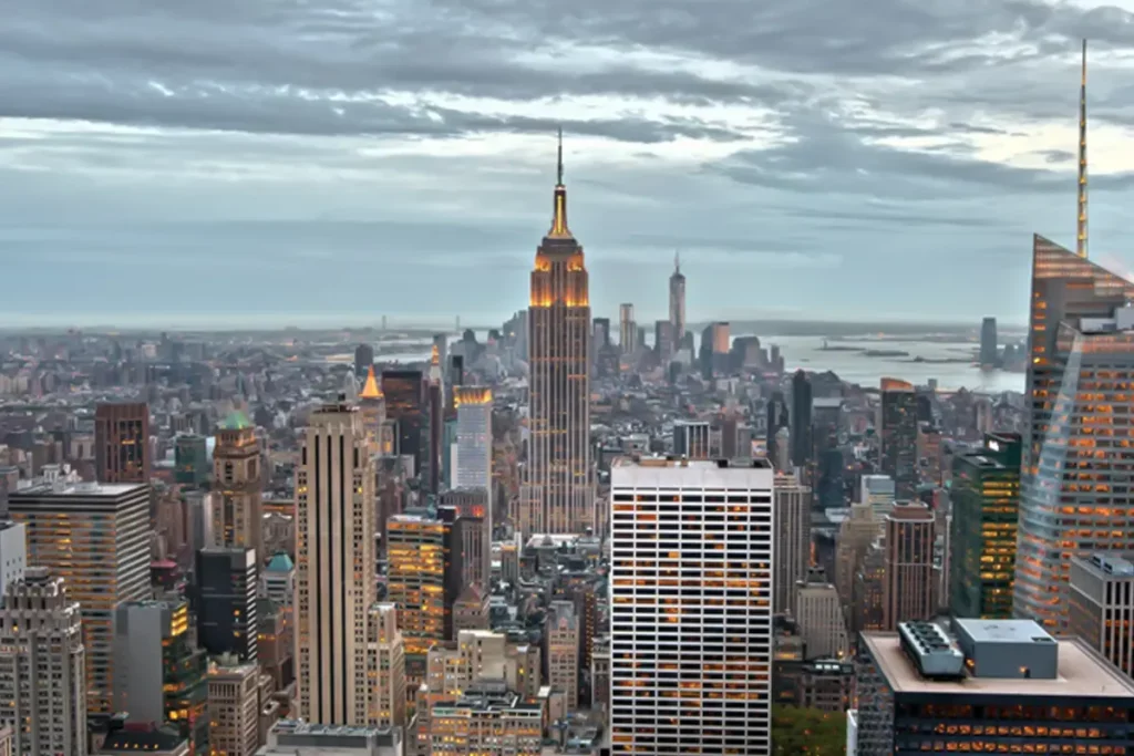 زنده ماندن زنی پس از سقوط آسانسور